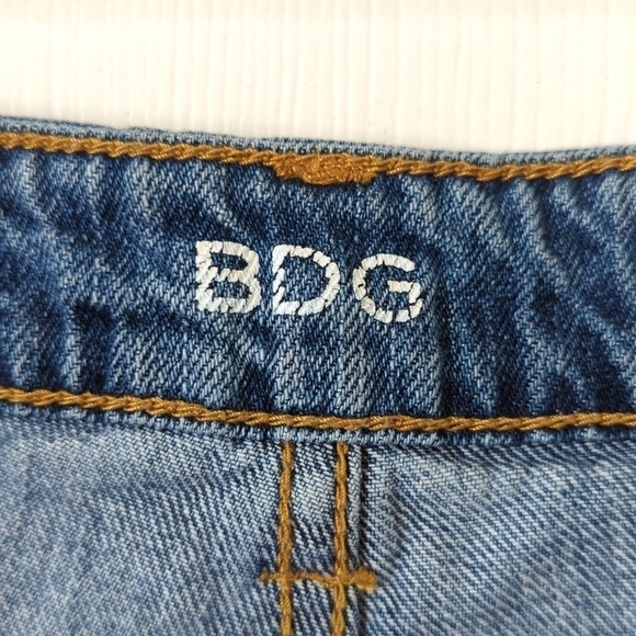 BDG Distressed Medium Wash High Rise Dree Cheeky Cut Off Denim Jean Shorts 28 - Picture 4 of 13